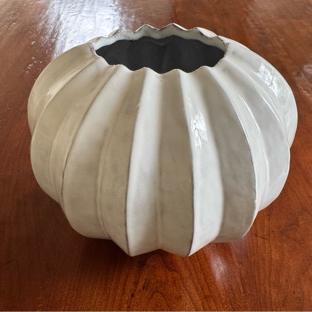 Vietri Incanto Handmade Earthenware White Round Pleated Vase - Picture 8 of 11